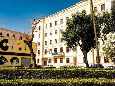 Situato in piazza Diaz, nel quartiere Madonnella, il Vivante venne fondato nel 1886. Nel 1930 l�edificio che lo ospitava fu ristrutturato dall�architetto Pietro Favia